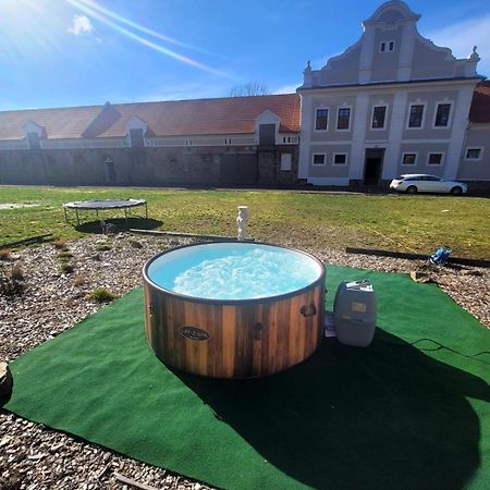 Hotel Teepee v zámecké zahradě Ronov Nad Doubravou Exteriér fotografie