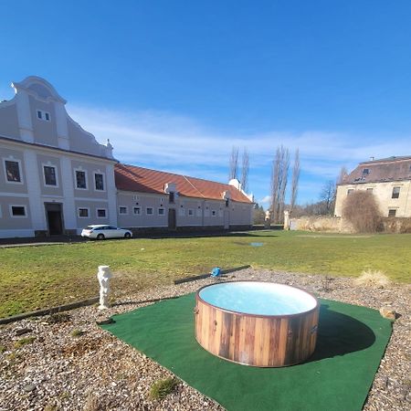 Hotel Teepee v zámecké zahradě Ronov Nad Doubravou Exteriér fotografie