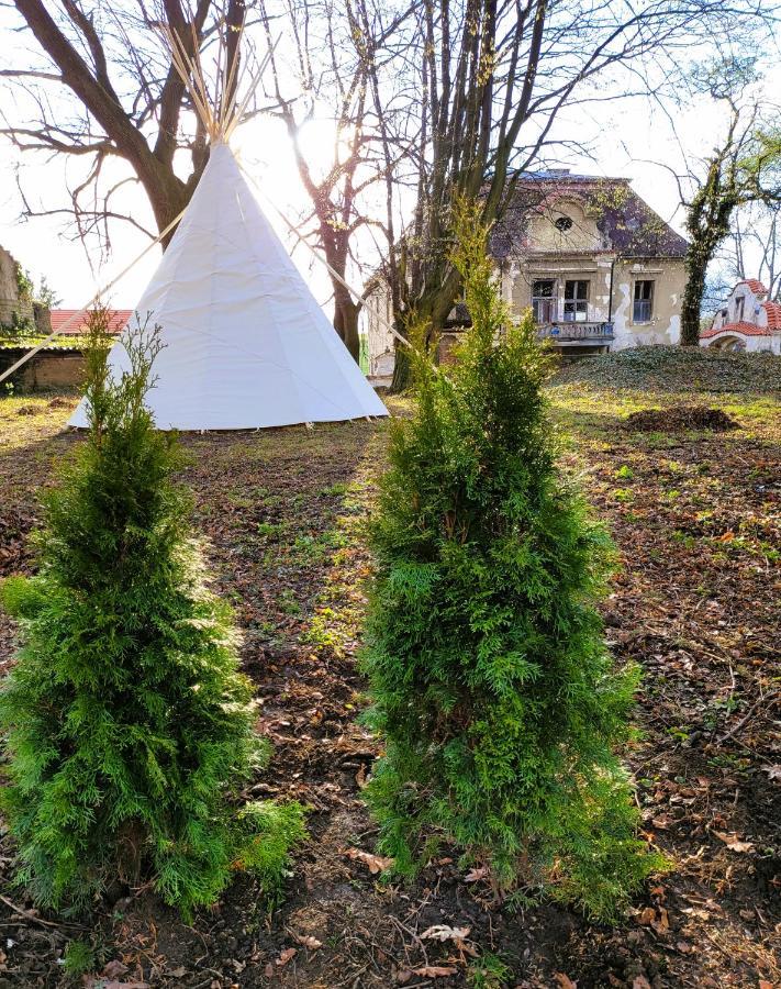 Hotel Teepee v zámecké zahradě Ronov Nad Doubravou Exteriér fotografie