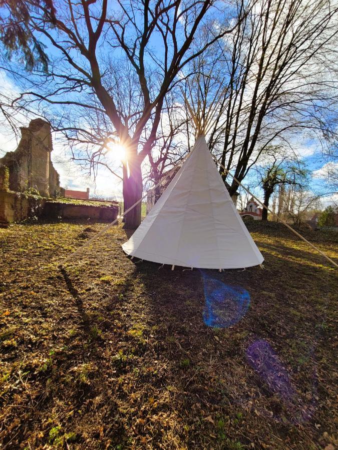 Hotel Teepee v zámecké zahradě Ronov Nad Doubravou Exteriér fotografie