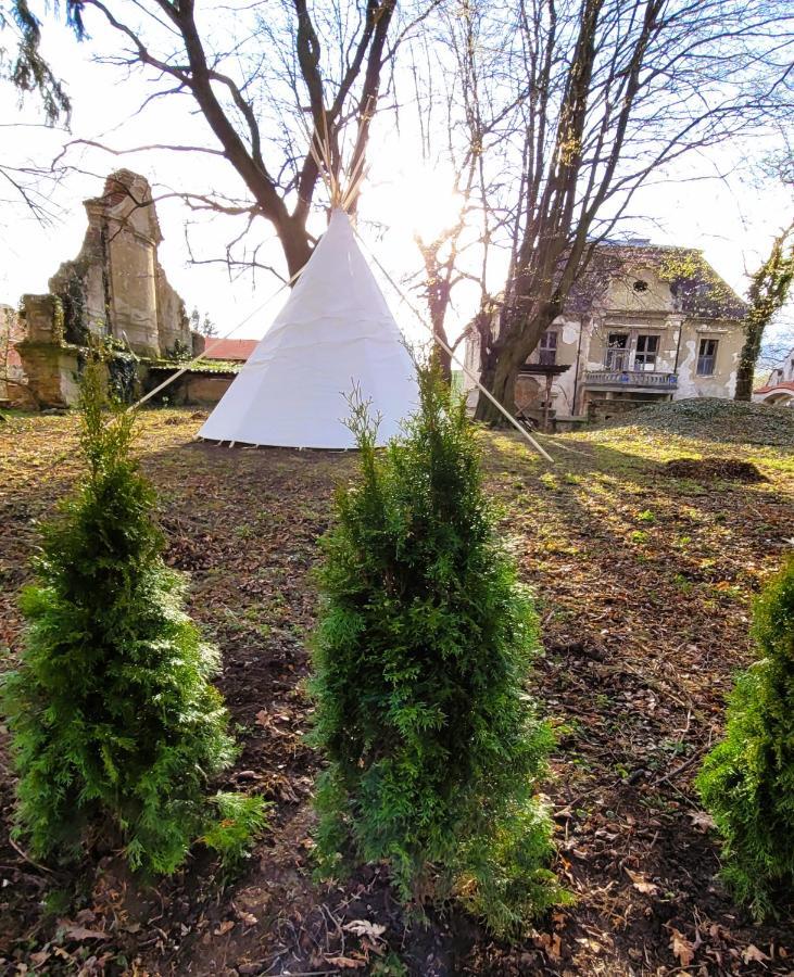 Hotel Teepee v zámecké zahradě Ronov Nad Doubravou Exteriér fotografie