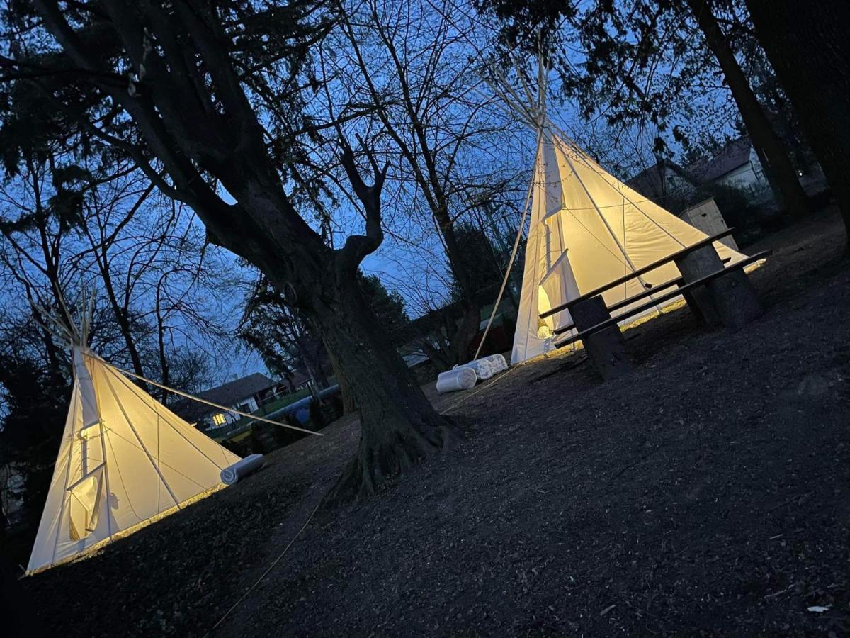Hotel Teepee v zámecké zahradě Ronov Nad Doubravou Exteriér fotografie