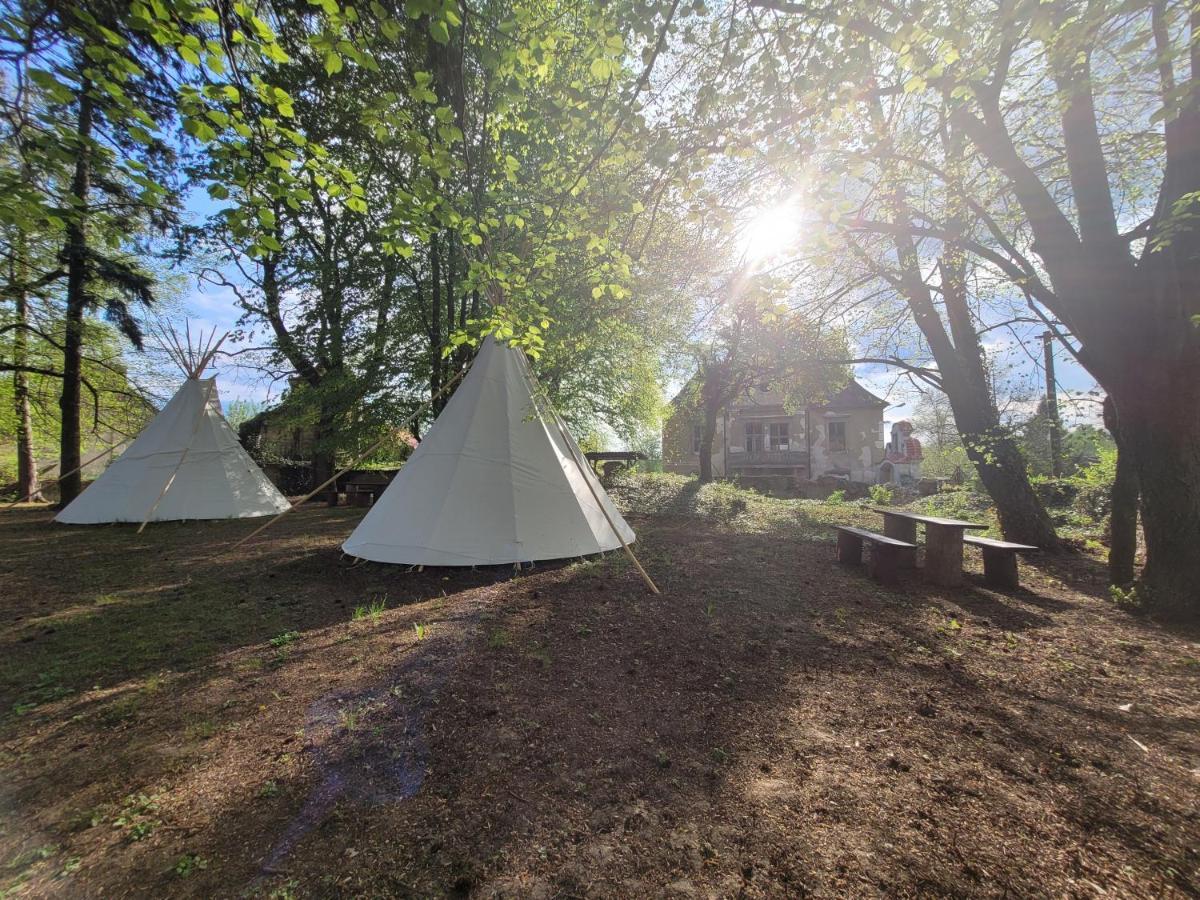 Hotel Teepee v zámecké zahradě Ronov Nad Doubravou Exteriér fotografie