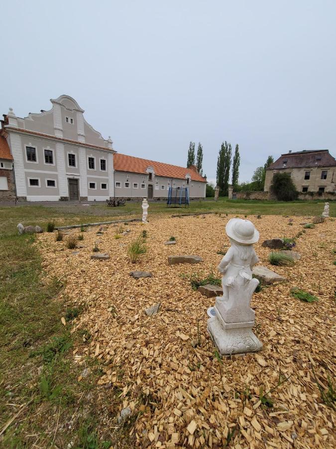 Hotel Teepee v zámecké zahradě Ronov Nad Doubravou Exteriér fotografie