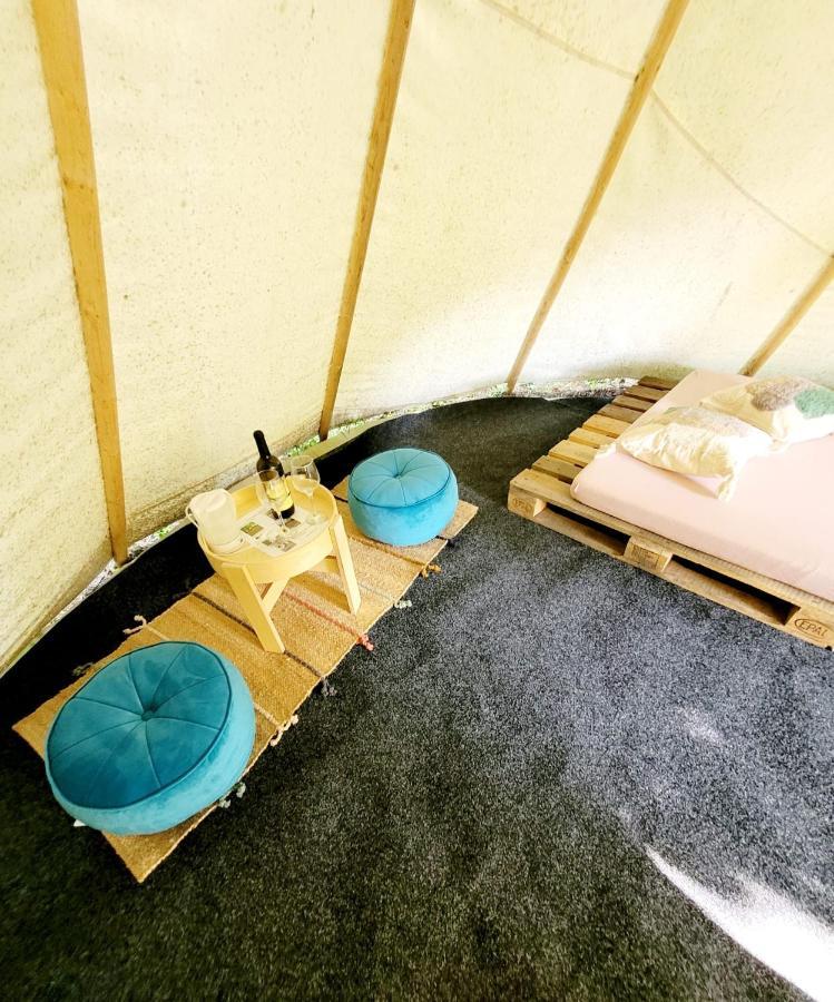 Hotel Teepee v zámecké zahradě Ronov Nad Doubravou Exteriér fotografie