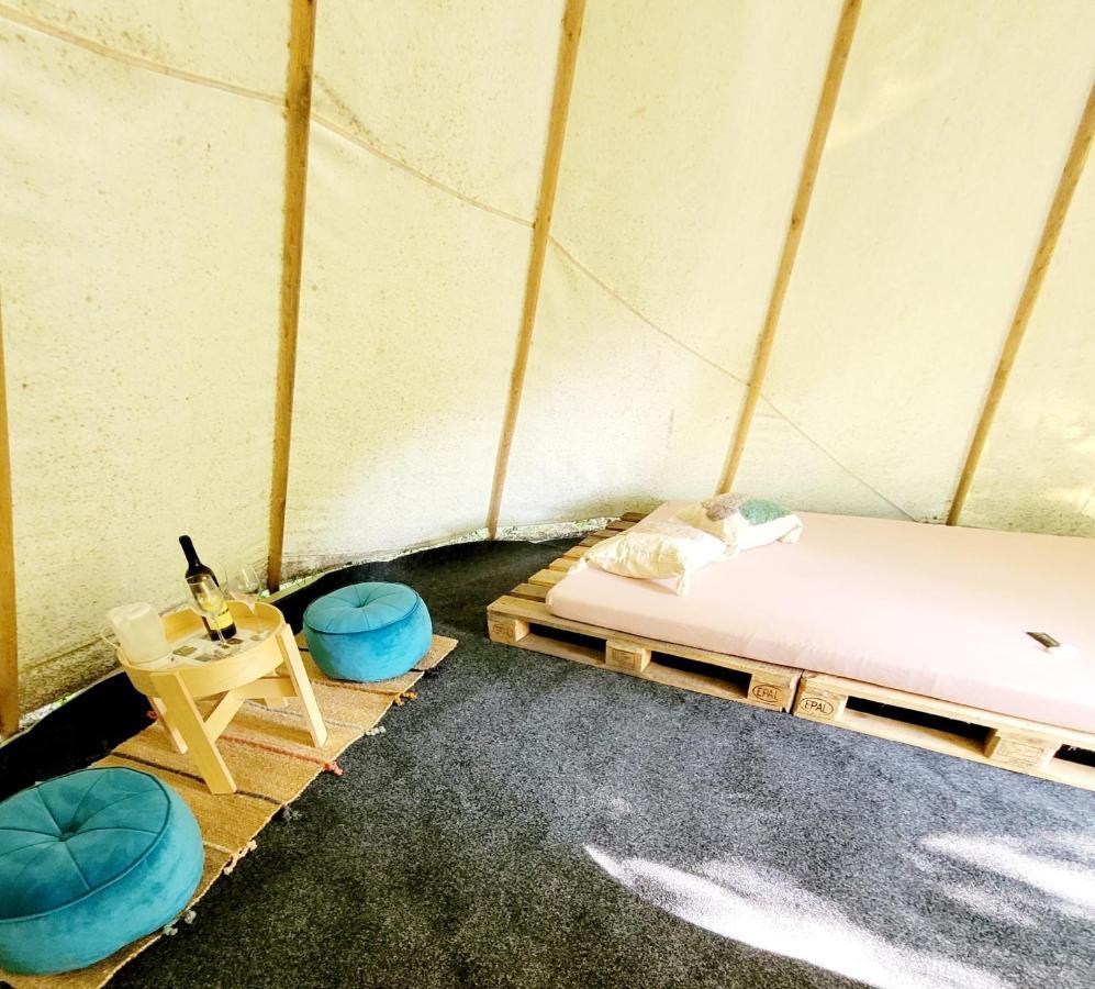 Hotel Teepee v zámecké zahradě Ronov Nad Doubravou Exteriér fotografie