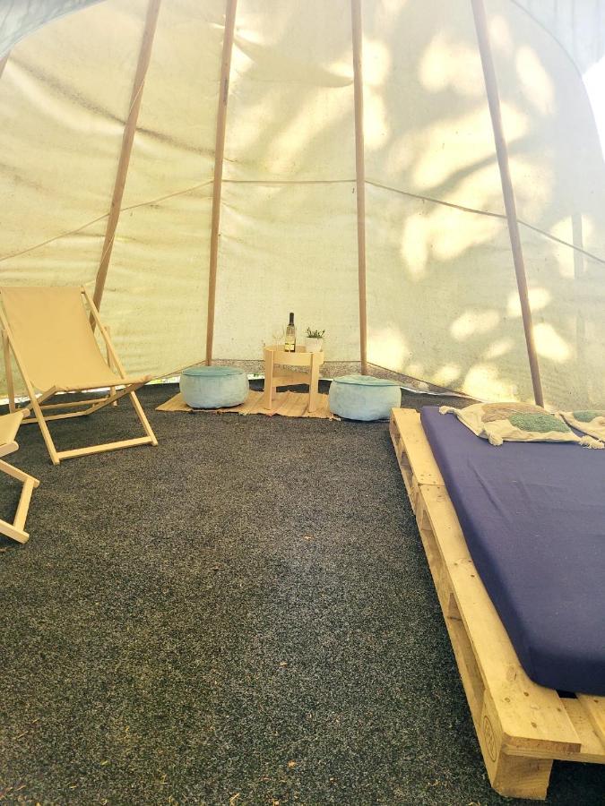 Hotel Teepee v zámecké zahradě Ronov Nad Doubravou Exteriér fotografie