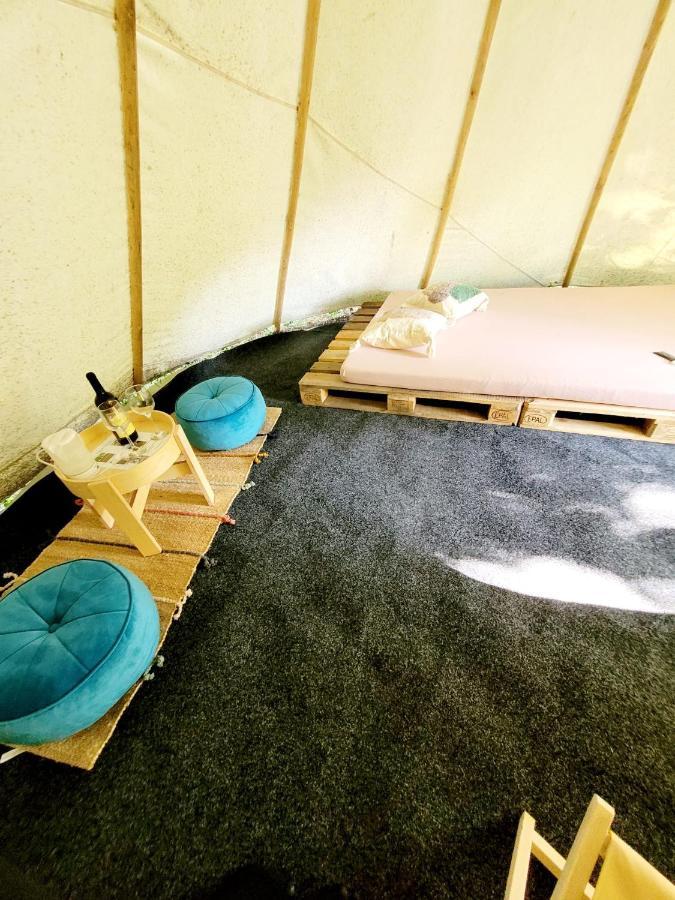 Hotel Teepee v zámecké zahradě Ronov Nad Doubravou Exteriér fotografie