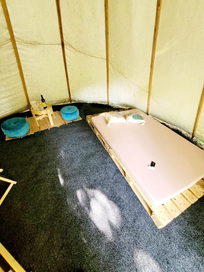 Hotel Teepee v zámecké zahradě Ronov Nad Doubravou Exteriér fotografie