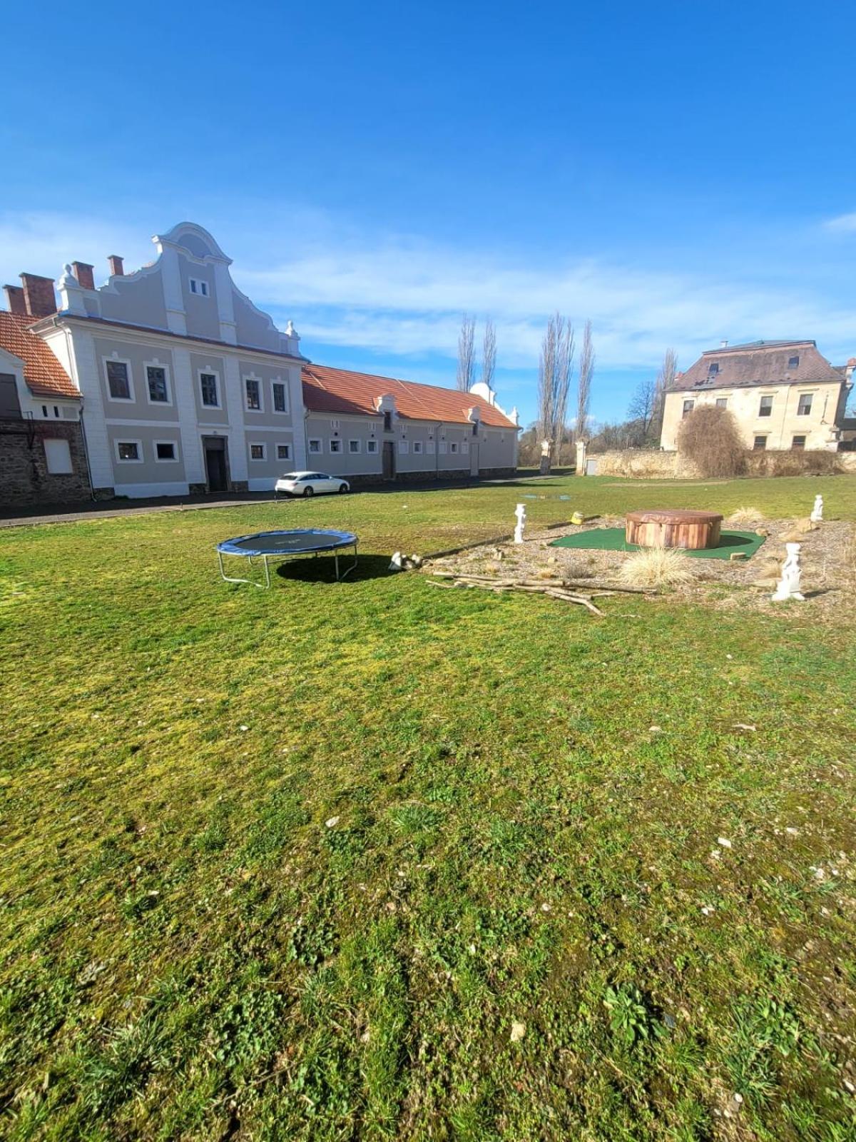 Hotel Teepee v zámecké zahradě Ronov Nad Doubravou Exteriér fotografie