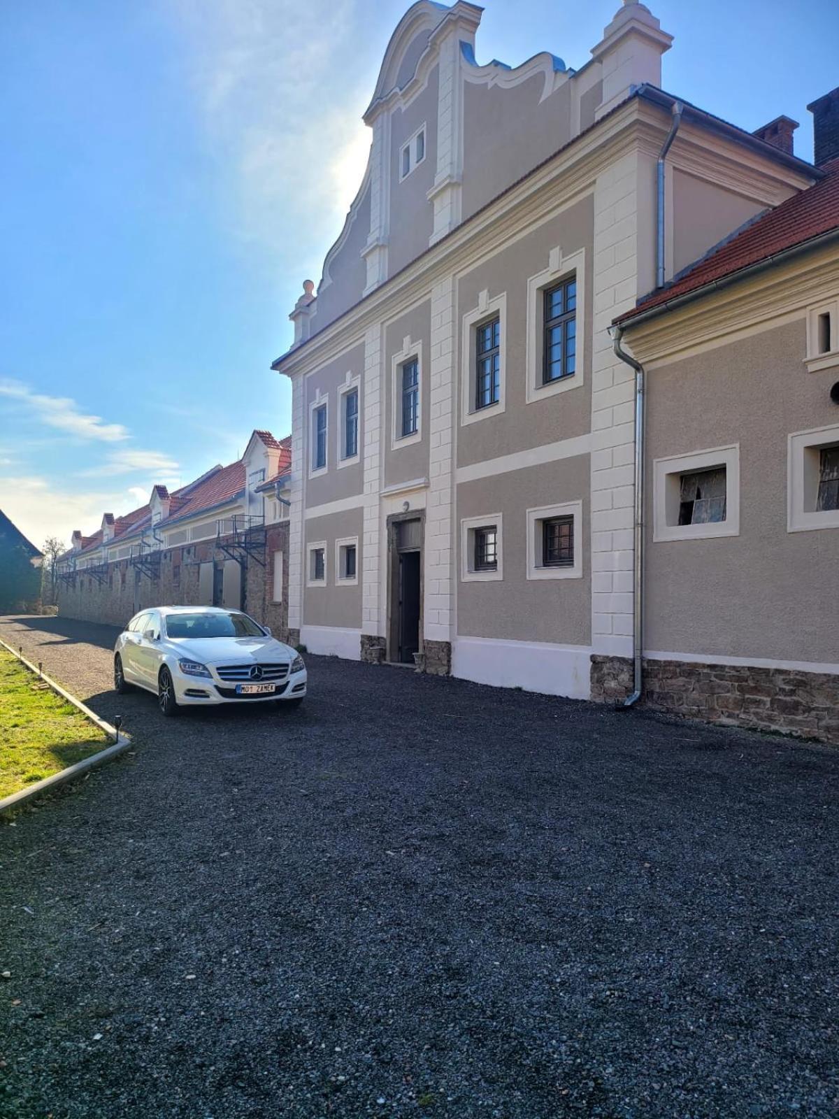 Hotel Teepee v zámecké zahradě Ronov Nad Doubravou Exteriér fotografie