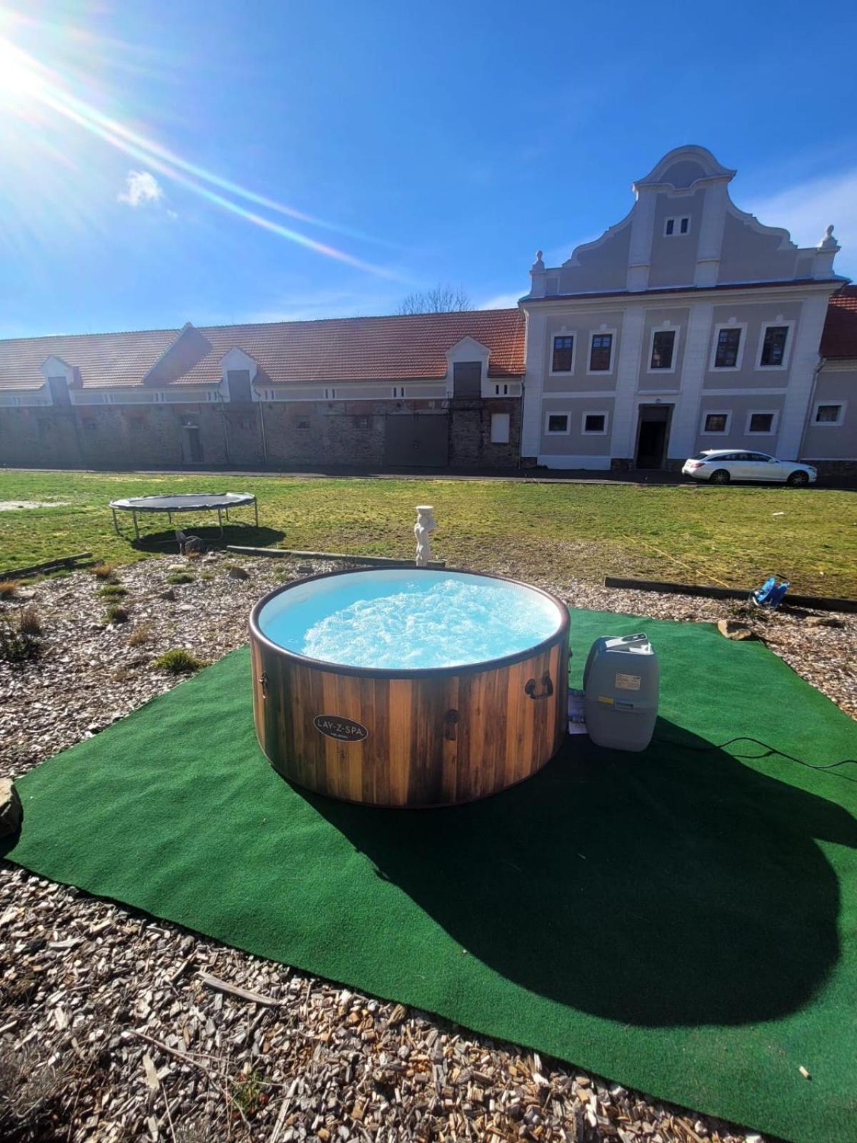 Hotel Teepee v zámecké zahradě Ronov Nad Doubravou Exteriér fotografie