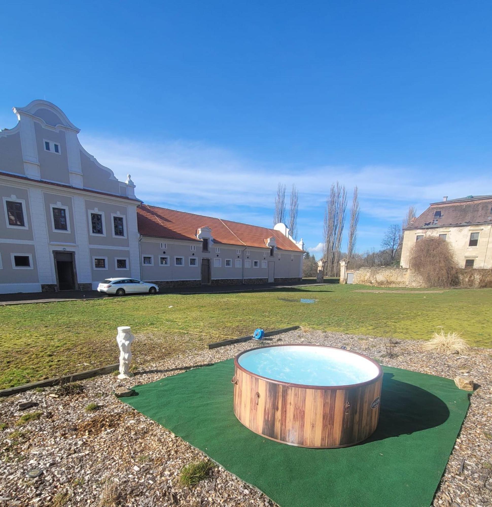Hotel Teepee v zámecké zahradě Ronov Nad Doubravou Exteriér fotografie