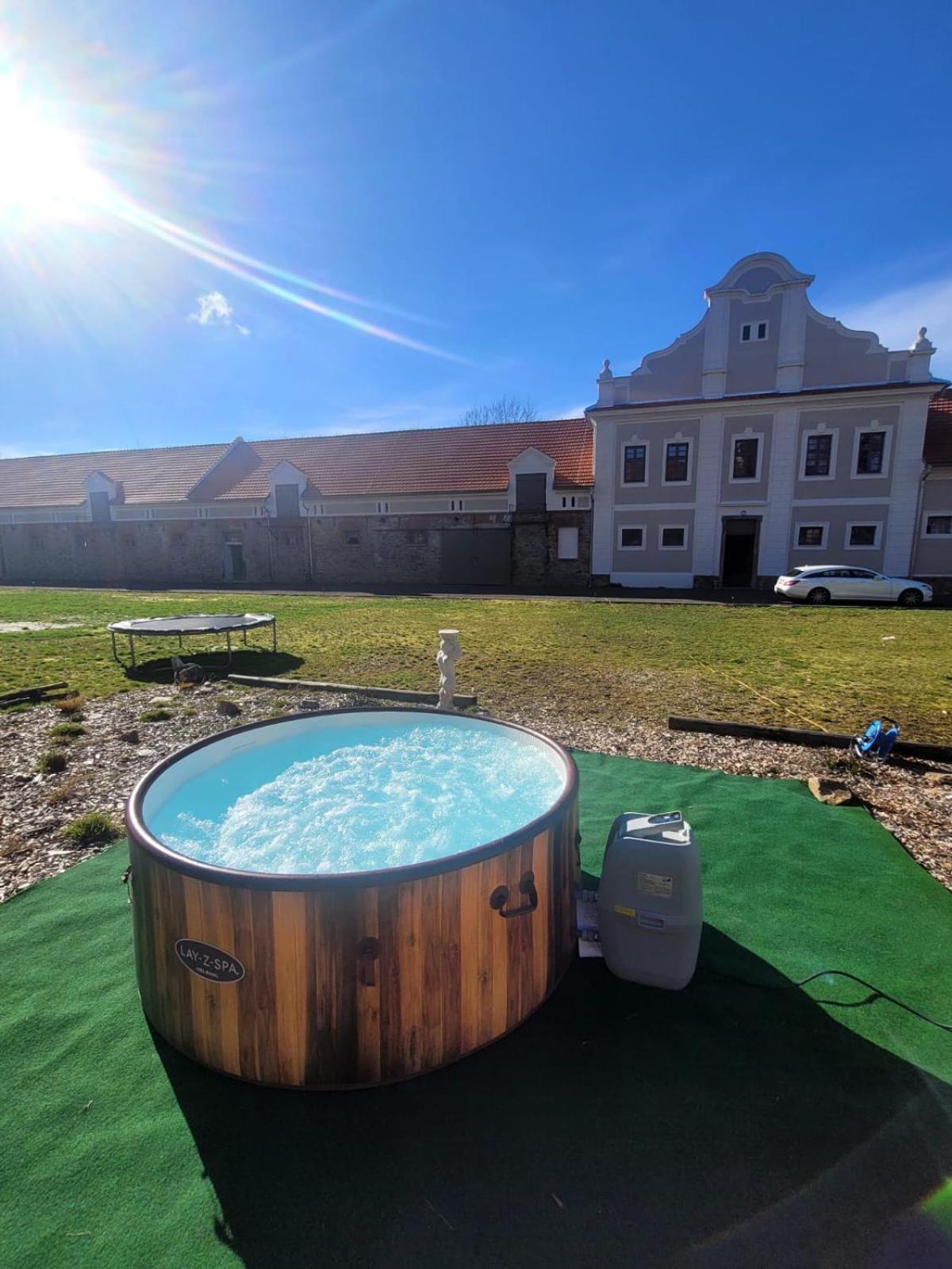 Hotel Teepee v zámecké zahradě Ronov Nad Doubravou Exteriér fotografie